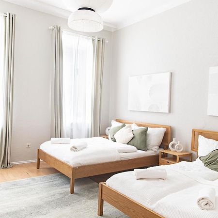 Spacious Apartment, 3 Min To U1 Reumannplatz Vienna Luaran gambar